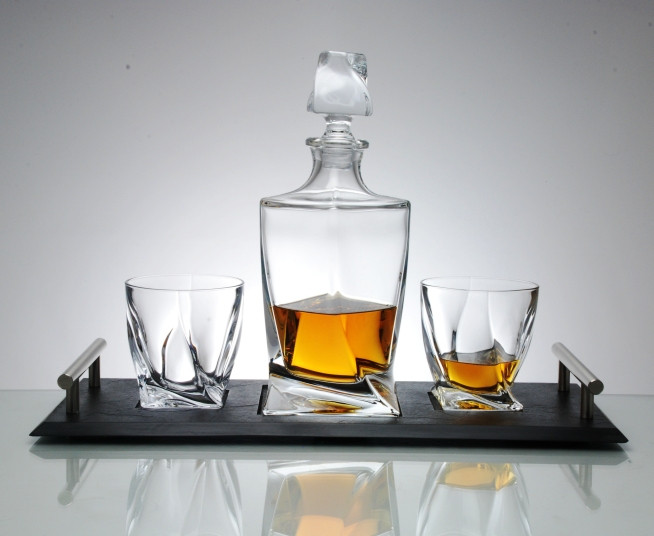 Quadro Whisky Decanter 3-Piece Set With Contemporary Handfinished Slate Tray